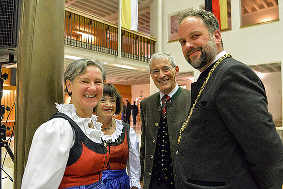 Lisi Pacher, Hilde Merle und Willi Pacher vom Gemischten Chor Obervellach im Gespräch mit Ob Tobias Eschenbacher (v.l.).  