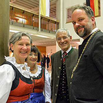 Lisi Pacher, Hilde Merle und Willi Pacher vom Gemischten Chor Obervellach im Gespräch mit Ob Tobias Eschenbacher (v.l.).  