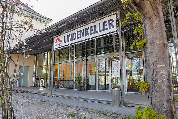 Kult- und Kulturort: Außenansicht des Lindenkeller-Gebäudes mit dem Eingang zu Ober- und Unterhaus. (Foto: Stadt Freising)