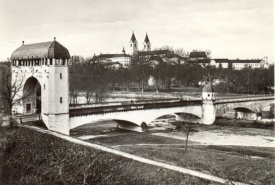 Isarbrücke mit Brücktor um 1920.