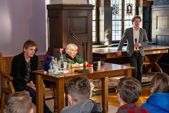 Christa Eggerdinger (VVN), Esther Bejarano und Stadthistoriker Florian Notter (v.l.). Foto: Stadt Freising