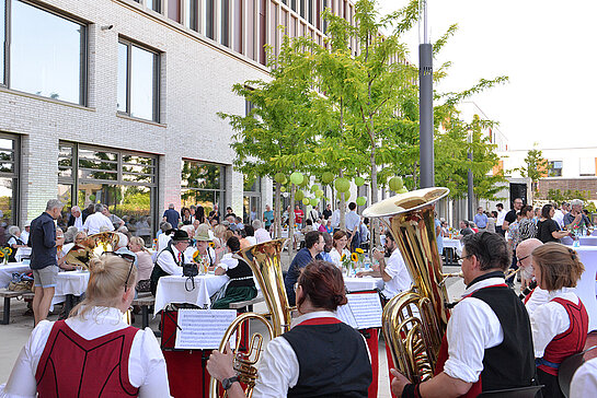 Blick über die musizierende Stadtkapelle hinweg auf die große Gästeschar des Kulturempfangs. (Foto: Stadt Freising)