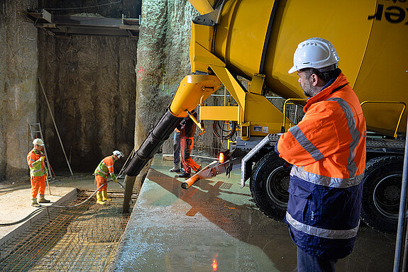 Spannend! OB Tobias Eschenbacher (rechts im Bild) begleitet die Arbeiten für den Lückenschluss in der Betonsohle im 700 Meter langen Tunnel der Westtangente. (Foto: Stadt Freising)