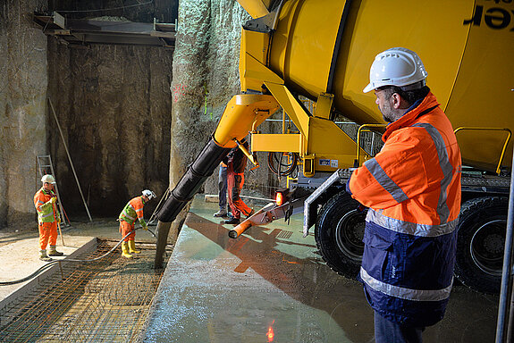 Spannend! OB Tobias Eschenbacher (rechts im Bild) begleitet die Arbeiten für den Lückenschluss in der Betonsohle im 700 Meter langen Tunnel der Westtangente. (Foto: Stadt Freising)