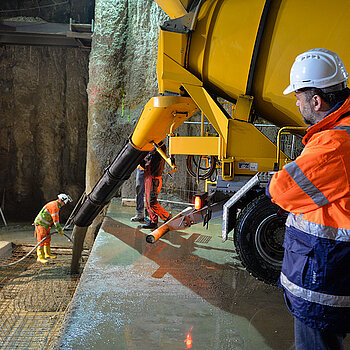 Spannend! OB Tobias Eschenbacher (rechts im Bild) begleitet die Arbeiten für den Lückenschluss in der Betonsohle im 700 Meter langen Tunnel der Westtangente. (Foto: Stadt Freising)