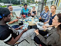 Auf dem Bild sind Teilnehmende vom Sprachcaf&eacute; zu sehen (Foto: Richard Lorenz).