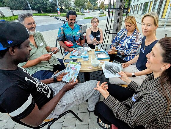 Auf dem Bild sind Teilnehmende vom Sprachcaf&eacute; zu sehen (Foto: Richard Lorenz).