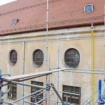 Hinter diesem Fenstern befindet sich der Theatersaal, darüber das neue Ziegeldach des Gebäudes. (Foto: Stadt Freising)