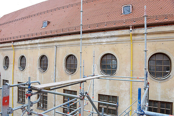Hinter diesem Fenstern befindet sich der Theatersaal, darüber das neue Ziegeldach des Gebäudes. (Foto: Stadt Freising)