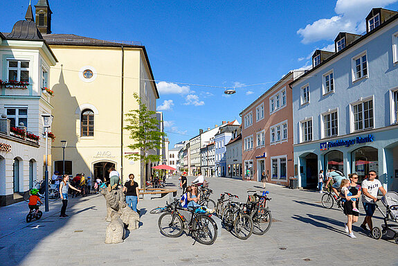Eindrücke vom mittleren Abschnitt der Unteren Hauptstraße nach den Umbaumaßnahmen. (Foto: Stadt Freising)