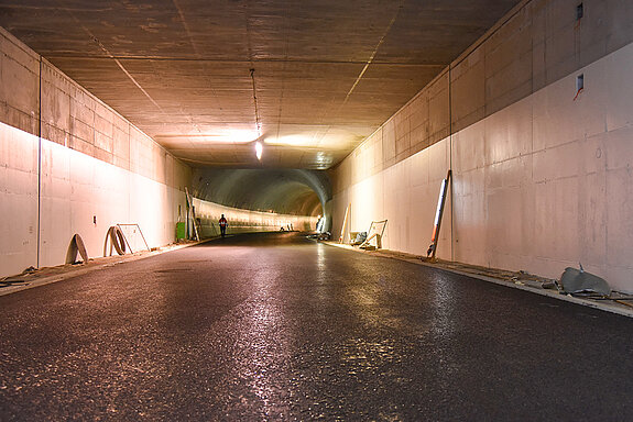 Hier ist bereits die Deckschicht aufgebracht und somit der Fahrbahnbelag fertiggestellt. (Foto: Stadt Freising)