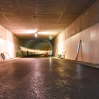 Hier ist bereits die Deckschicht aufgebracht und somit der Fahrbahnbelag fertiggestellt. (Foto: Stadt Freising)