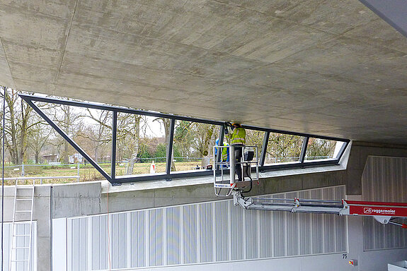 Arbeiten für den Einbau des Stahlrahmens für die Verglasung am Südportal des Westtangenten-Tunnels.