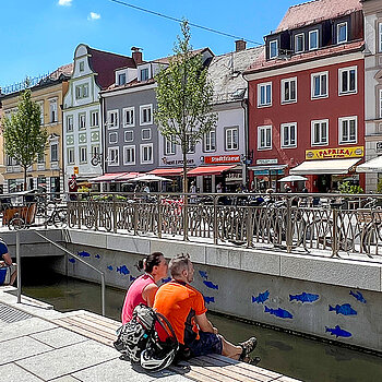 Anziehungspunkt zu jeder Tages und Jahreszeit: die nun offen durch die Altstadt fließende Moosach. (Foto: Stadt Freising)