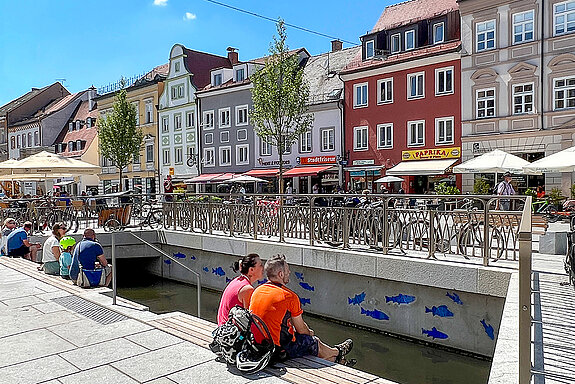 Anziehungspunkt zu jeder Tages und Jahreszeit: die nun offen durch die Altstadt fließende Moosach. (Foto: Stadt Freising)