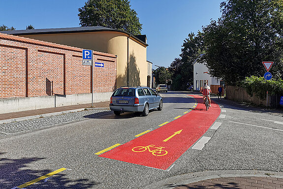 Die rot markierte Pop-up-Lane in der Kammergasse für den Radverkehr. (Foto: Stadt Freising) 