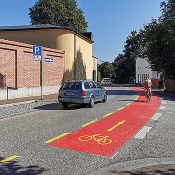 Die rot markierte Pop-up-Lane in der Kammergasse für den Radverkehr. (Foto: Stadt Freising) 