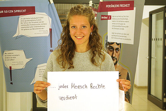 Alexandra Waschulzik, vhs sagt: "Ich bin dabei, weil jeder Mensch Rechte verdient."