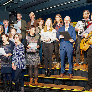 Auch die Musikschul-Beiräte erobern die Bühne: als lauthals schmetternder Chor mit Bob Dylans „My Back Pages“.