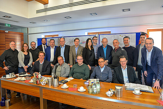 Alle ziehen an einem Strang: Das Foto zeigt einen Teil des großen Teams, das sich für die Innenstadt-Neugestaltung engagiert. (Foto: Stadt Freising)