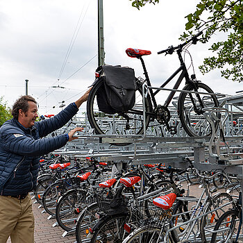 Und dann führt Mobilitätsreferent Karl-Heinz Freitag noch vor, wie das Rad wieder heruntergeholt wird. (Foto: Stadt Freising)