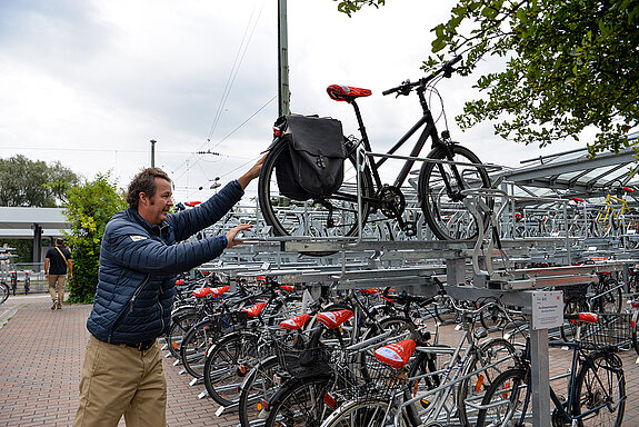 Und dann führt Mobilitätsreferent Karl-Heinz Freitag noch vor, wie das Rad wieder heruntergeholt wird. (Foto: Stadt Freising)