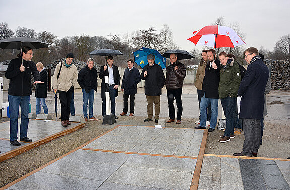 Am Bauhoflagerplatz Tuching begutachteten die Stadträt*innen die möglichen Pflastervarianten (Foto: Stadt Freising)