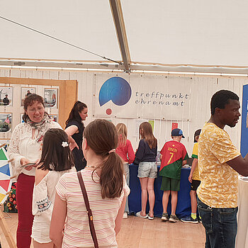 Erwachsene und Kinder im Gespräch