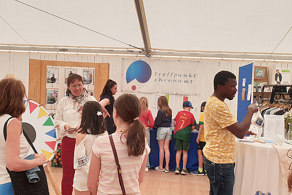 Erwachsene und Kinder im Gespräch