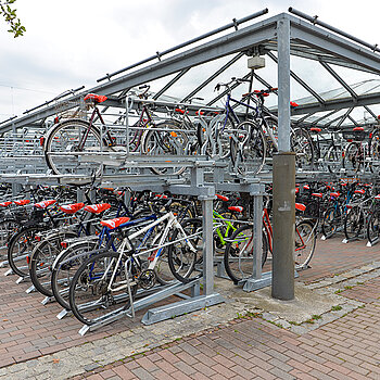 Der überdachte Teil der Doppelstockanlage für Fahrräder am Bahnhof Freising. (Foto: Stadt Freising) 