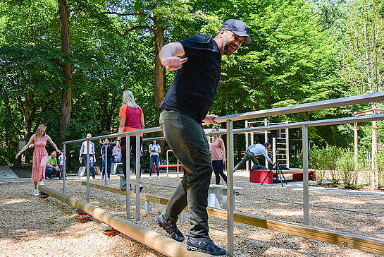 Oberbürgermeister Tobias Eschenbacher beim Selbstversuch auf dem Balancier-Balken. 