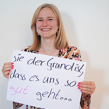 Stadtratsmitglied Philomena Boehme. Foto: Stadt Freising Eine blonde junge Frau hält ein Schild mit der Aufschrift "weil sie der Grund ist, dass es uns so gut geht"