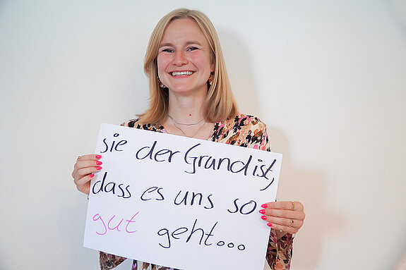 Stadtratsmitglied Philomena Boehme. Foto: Stadt Freising Eine blonde junge Frau hält ein Schild mit der Aufschrift "weil sie der Grund ist, dass es uns so gut geht"