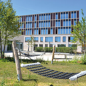 Pausenhof der Mittelschule mit Hängematten zum Relaxen. (Foto: Stadt Freising)