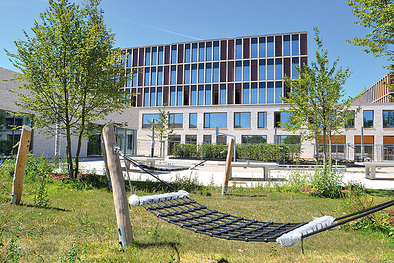 Pausenhof der Mittelschule mit Hängematten zum Relaxen. (Foto: Stadt Freising)