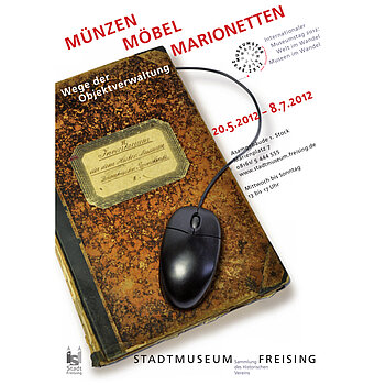 Plakat zur Ausstellung Münzen Möbel Marionetten 2012