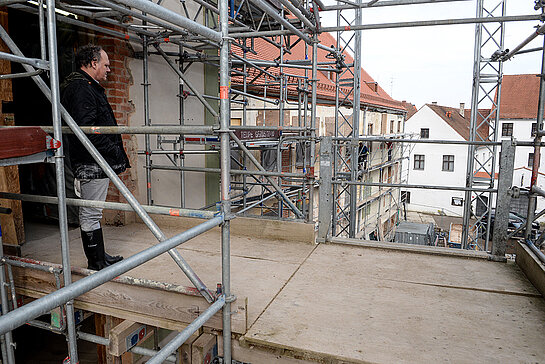 An die Hinterbühne schließt sich der direkte Zugang zum künftigen Aufzugsturm an – aktuell befindet sich an dieser Stelle ein Gerüst. (Foto: Stadt Freising)