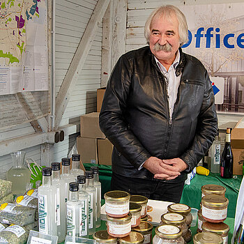 Korbiniansmarkt rund um den Roider-Jackl- Brunnen - der Verkaufsstand von Arpajon. (Foto: Stadt Freising)