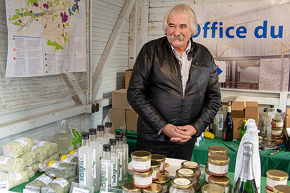 Korbiniansmarkt rund um den Roider-Jackl- Brunnen - der Verkaufsstand von Arpajon. (Foto: Stadt Freising)