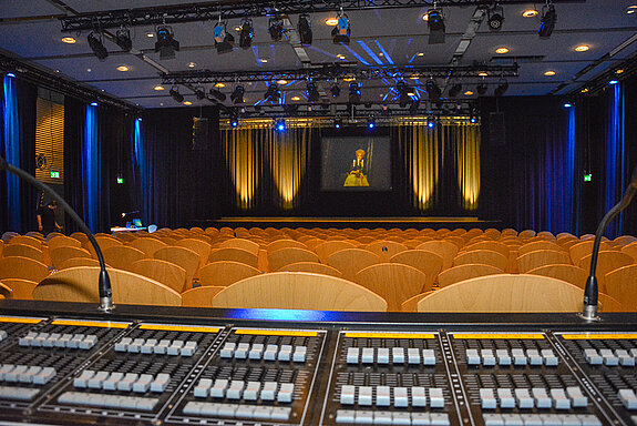 Mischpult - Sitzplätze - Bühne: Die als "Black Box" gestaltete Luitpoldhalle bietet eine wunderbare Atmosphäre für Schauspiel aller Art. (Foto: Stadt Freising)