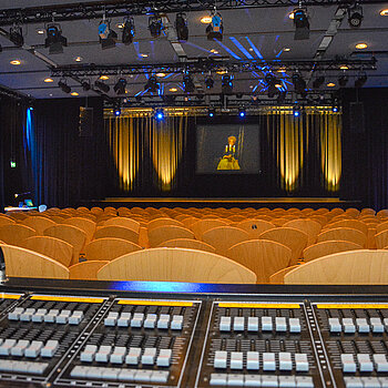Mischpult - Sitzplätze - Bühne: Die als "Black Box" gestaltete Luitpoldhalle bietet eine wunderbare Atmosphäre für Schauspiel aller Art. (Foto: Stadt Freising)