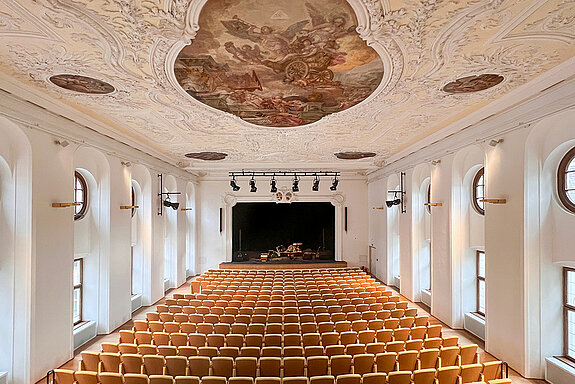 Herzstück des ASAM ist der restaurierte Asamsaal: Eine neue Bestuhlung, die verbesserte Akustik und modernste audiovisuelle Anlagen lassen jede Aufführung zu einem Fest der Sinne werden. (Foto: ski)