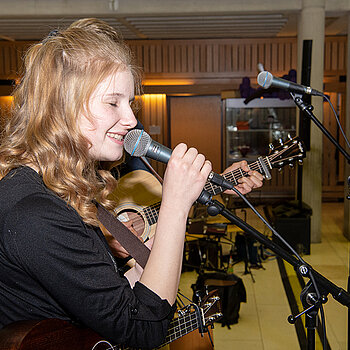 Die wunderbare Sängerin und Songwriterin Mieke. (Foto: Stadt Freising)