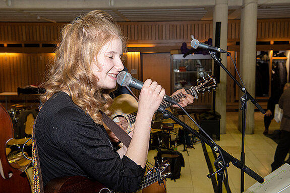 Die wunderbare Sängerin und Songwriterin Mieke. (Foto: Stadt Freising)