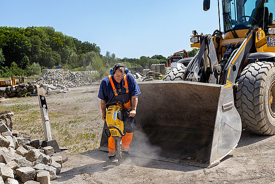 Zupacken und handwerkliches Geschick sind bei den Tätigkeiten im Freisinger Bauhof gefragt. Und natürlich sind die Mitarbeitenden viel draußen unterwegs. (Foto: Stadt Freising) 