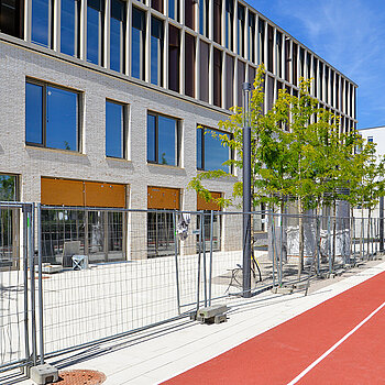 Im Innenhof der Schulanlagen befindet sich auch eine Laufbahn. (Foto: Stadt Freising) 