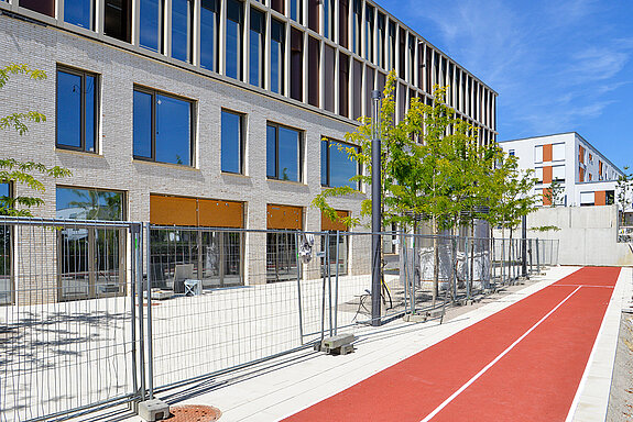 Im Innenhof der Schulanlagen befindet sich auch eine Laufbahn. (Foto: Stadt Freising) 