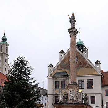 Zu den Turmspitzen und der Mariensäule hat sich noch die Tannenspitze unseres Christbaums gesellt.