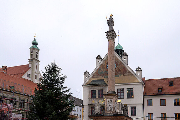 Zu den Turmspitzen und der Mariensäule hat sich noch die Tannenspitze unseres Christbaums gesellt.