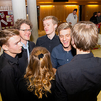 „Mieke and the Boys“ in einer Spielpause mit Musikschulleiter Odilo Zapf (2.v.l.). (Foto: Stadt Freising)